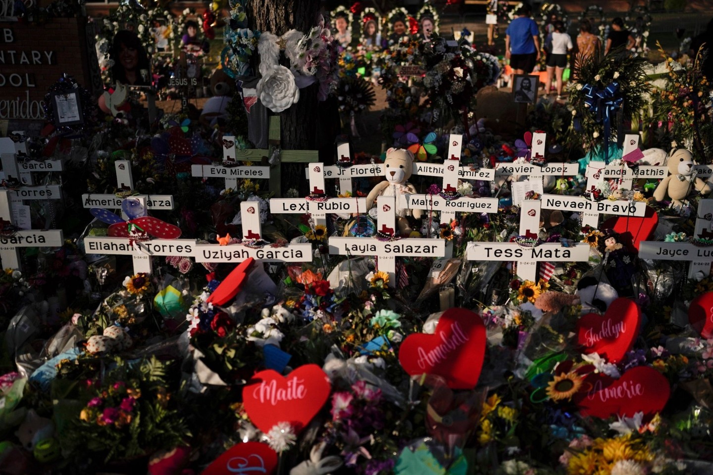 Kreuze mit den Namen der Opfer sowie Blumen, Luftballons und Plüschtiere bilden eine Gedenkstätte zu Ehren der Opfer nach einem Schulmassaker an einer Grundschule in Uvalde.