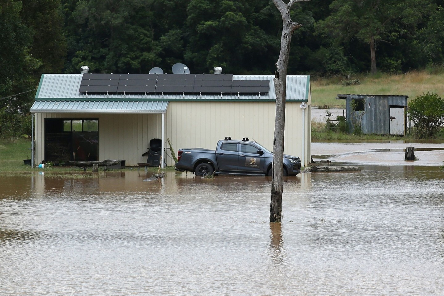 Überschwemmtes Grundstück in der Nähe des Belli Creek an der Sunshine Coast im Westen Australiens.