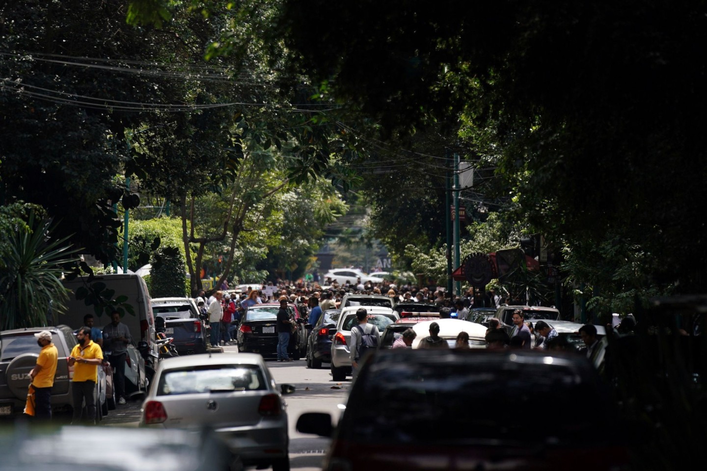 In Mexiko-Stadt sind Menschen angesichts der Erdstöße ins Freie geflüchtet.