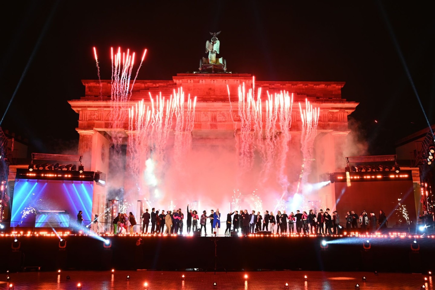 Das neue Jahr darf wieder am Brandenburger Tor gefeiert werden.