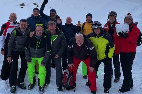 Skiclubmitglieder testen den ersten Schnee
