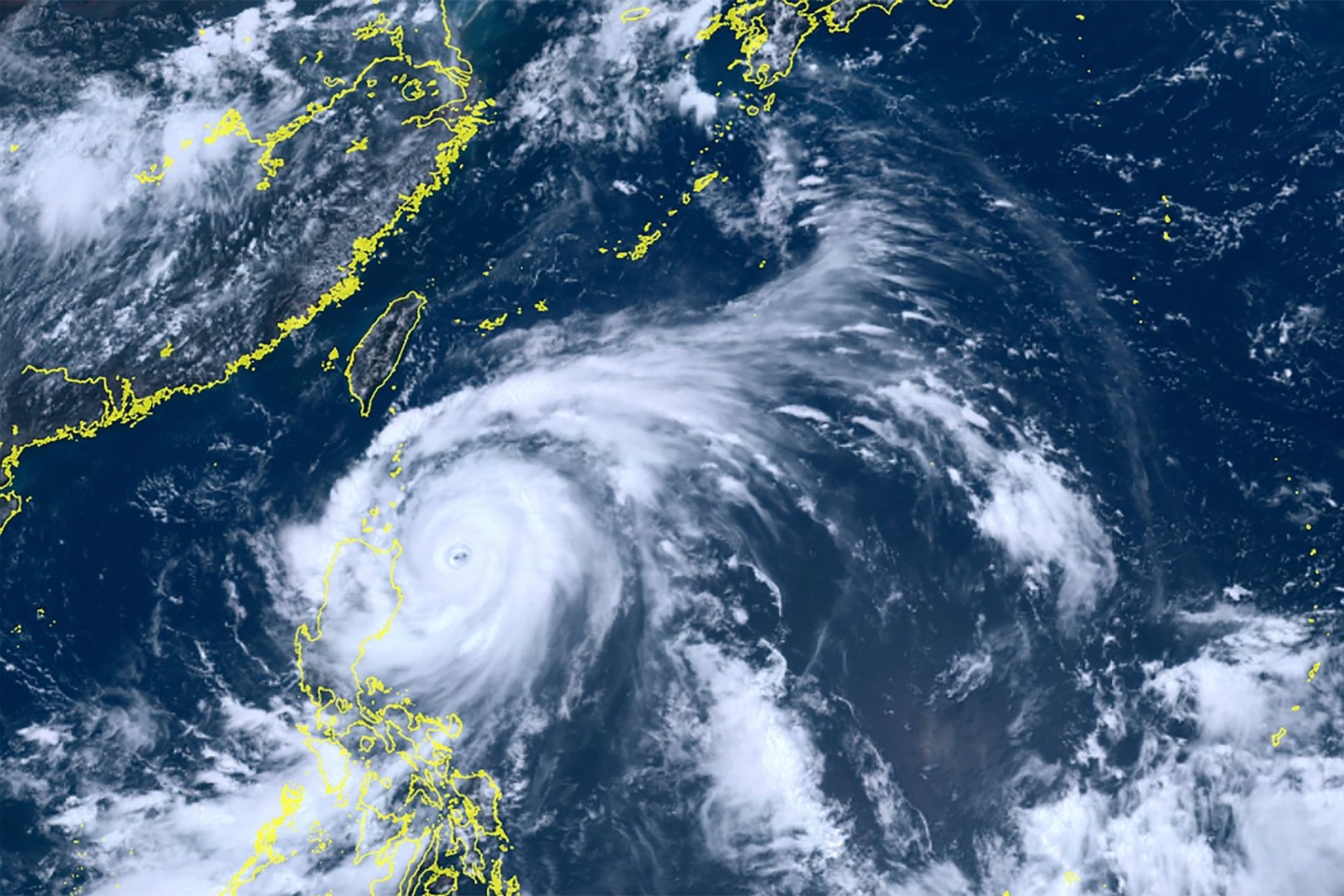 Dieses vom japanischen Wettersatelliten Himawari-8 aufgenommene Satellitenbild zeigt den Taifun «Doksuri» in der Nähe der nördlichen Philippinen.