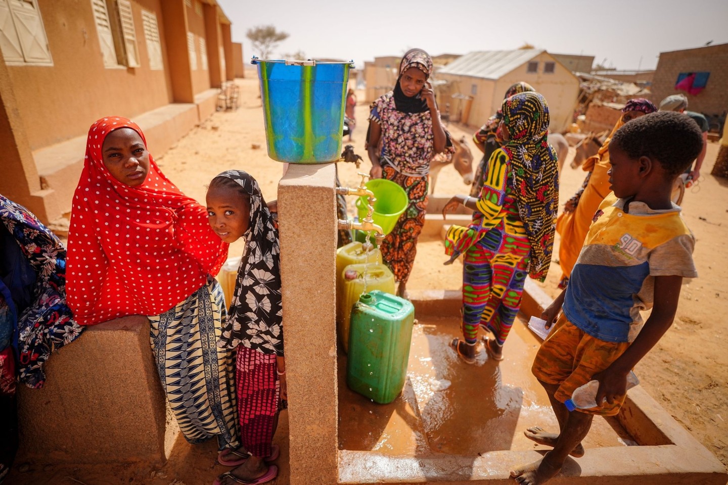 Kinder stehen an einer Wasserstelle in Ouallam im westafrikanischen Niger.