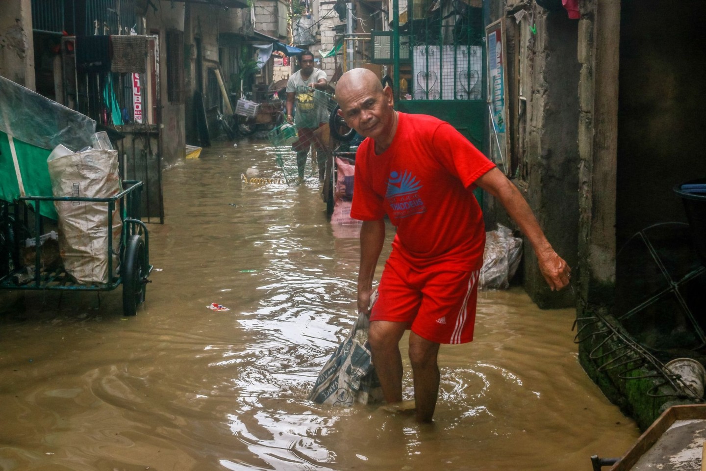 Opfer des Super-Taifuns Noru auf den Philippinen reinigen ihre Häuser nach den starken Regenfällen.