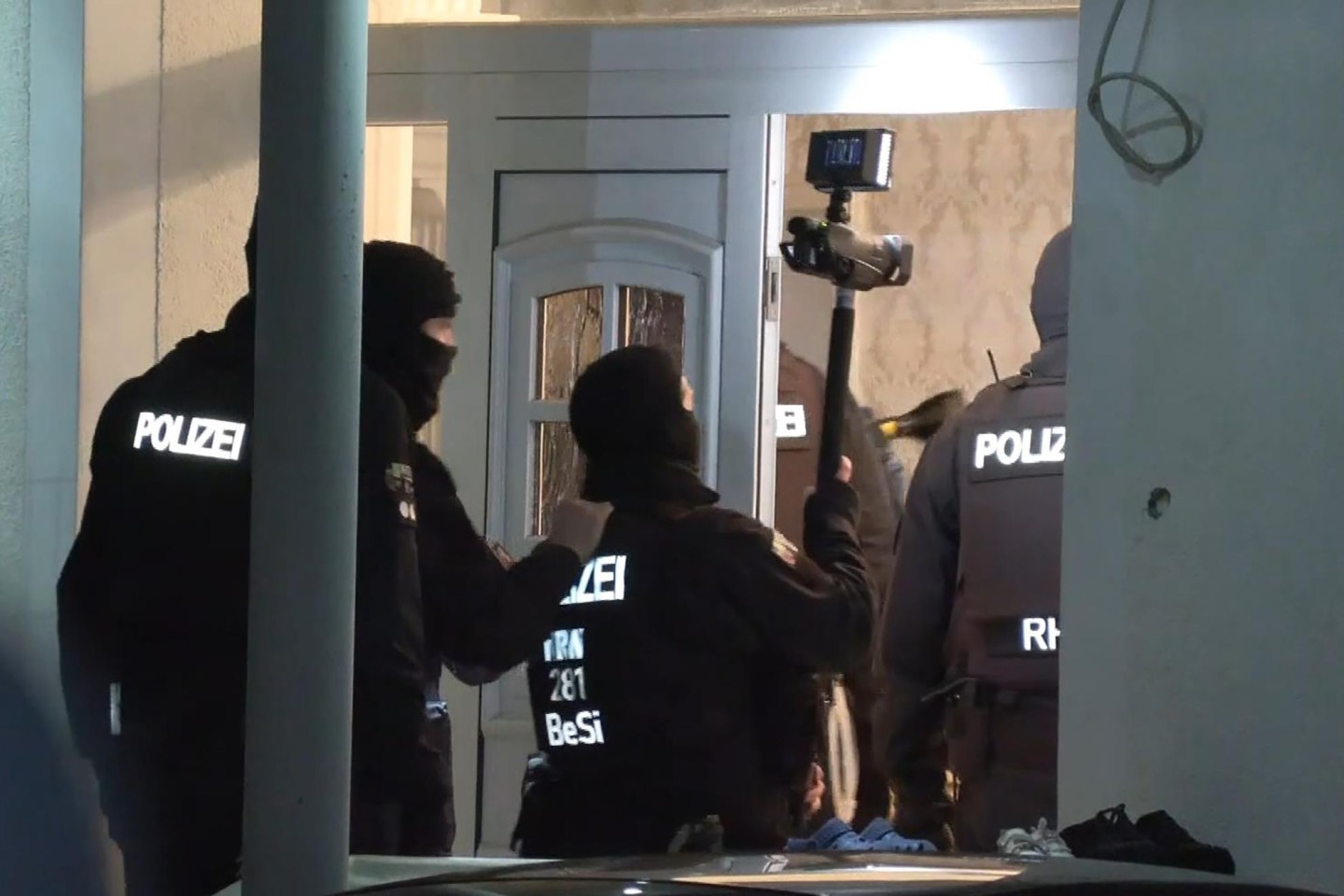 Polizisten dringen im Rahmen einer groß angelegten Razzia in ein Haus in Solingen ein.