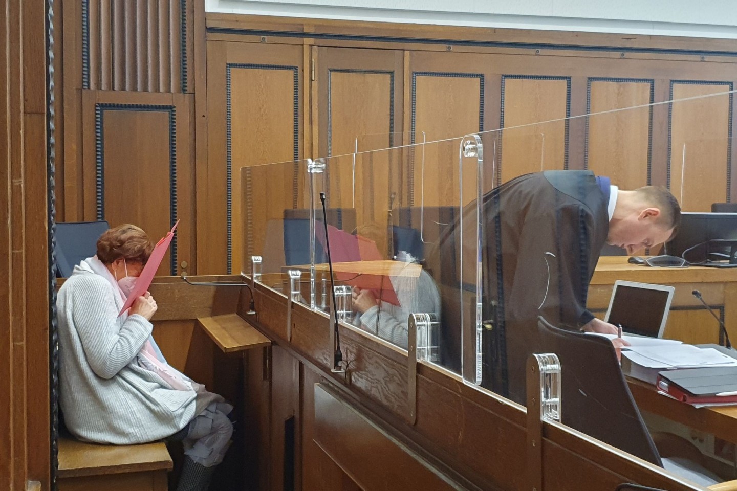 Eine 71 Jahre alte, wegen Mordes angeklagte Frau sitzt im Schwurgerichtssaal des Landgerichts Mönchengladbach.