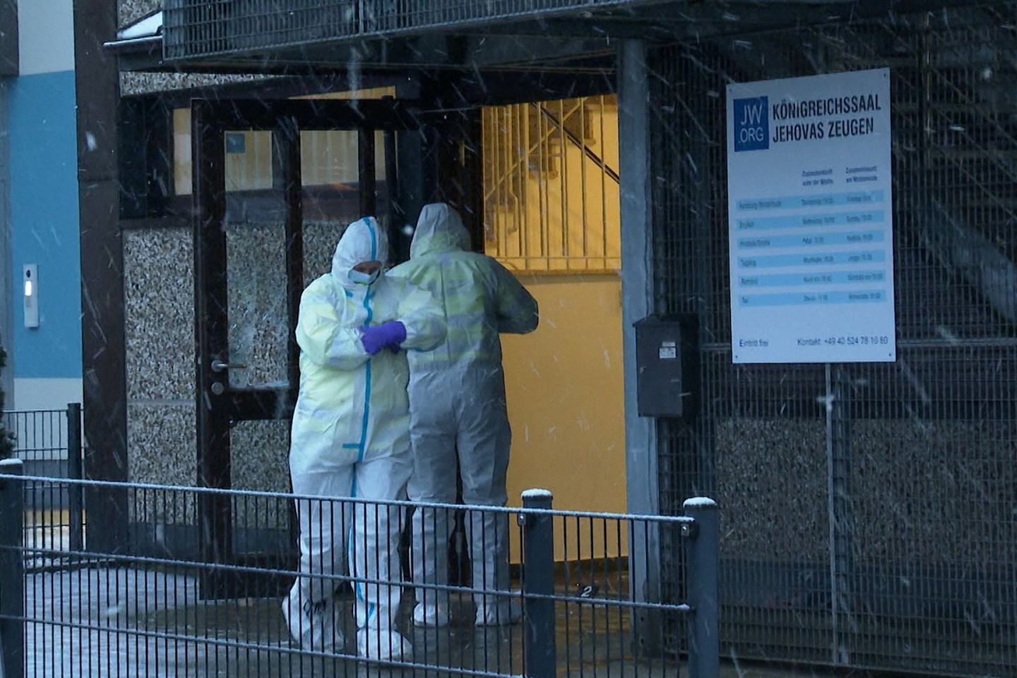 Ermittler stehen am Morgen vor dem Gebäude der Zeugen Jehovas in Hamburg, in dem mehrere Menschen getötet wurden.
