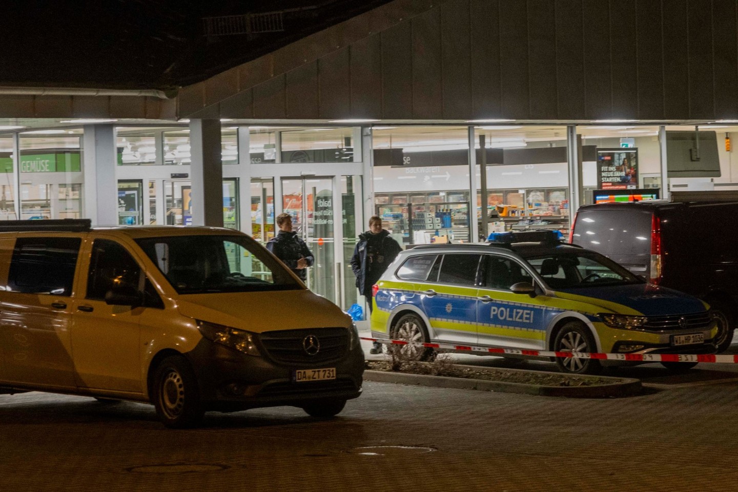 Einsatzkräfte der Polizei sichern den Supermarkt im hessischen Mörfelden.