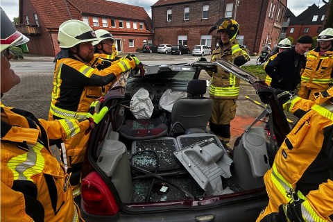 Westkirchener Feuerwehr perfektioniert Rettungstechniken bei Verkehrsunfällen