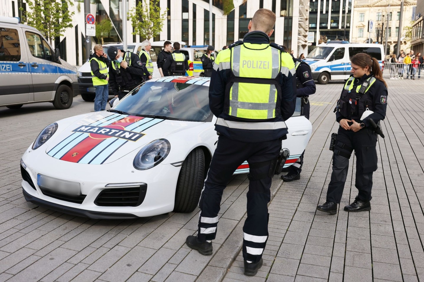 Polizeibeamte kontrollieren einen Porsche am «Car-Freitag» in Düsseldorf.
