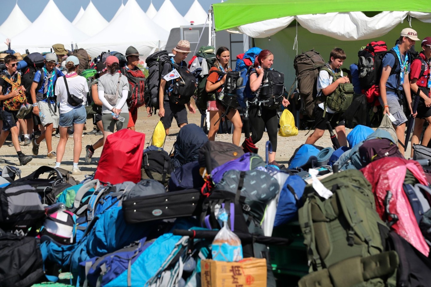 Teilnehmer des World Scout Jamboree verlassen ihr Camp.