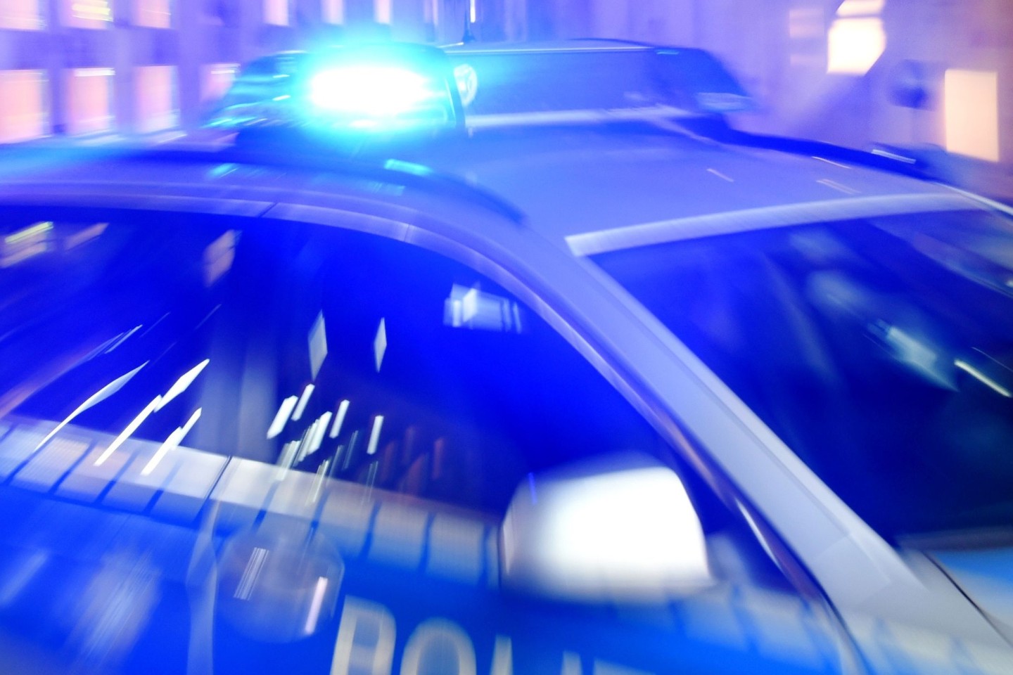 Streifenwagen der Polizei mit eingeschaltetem Blaulicht (Archivbild). Eine Gruppe Männer hat in Hamburg auf einen 31-Jährigen geschossen.