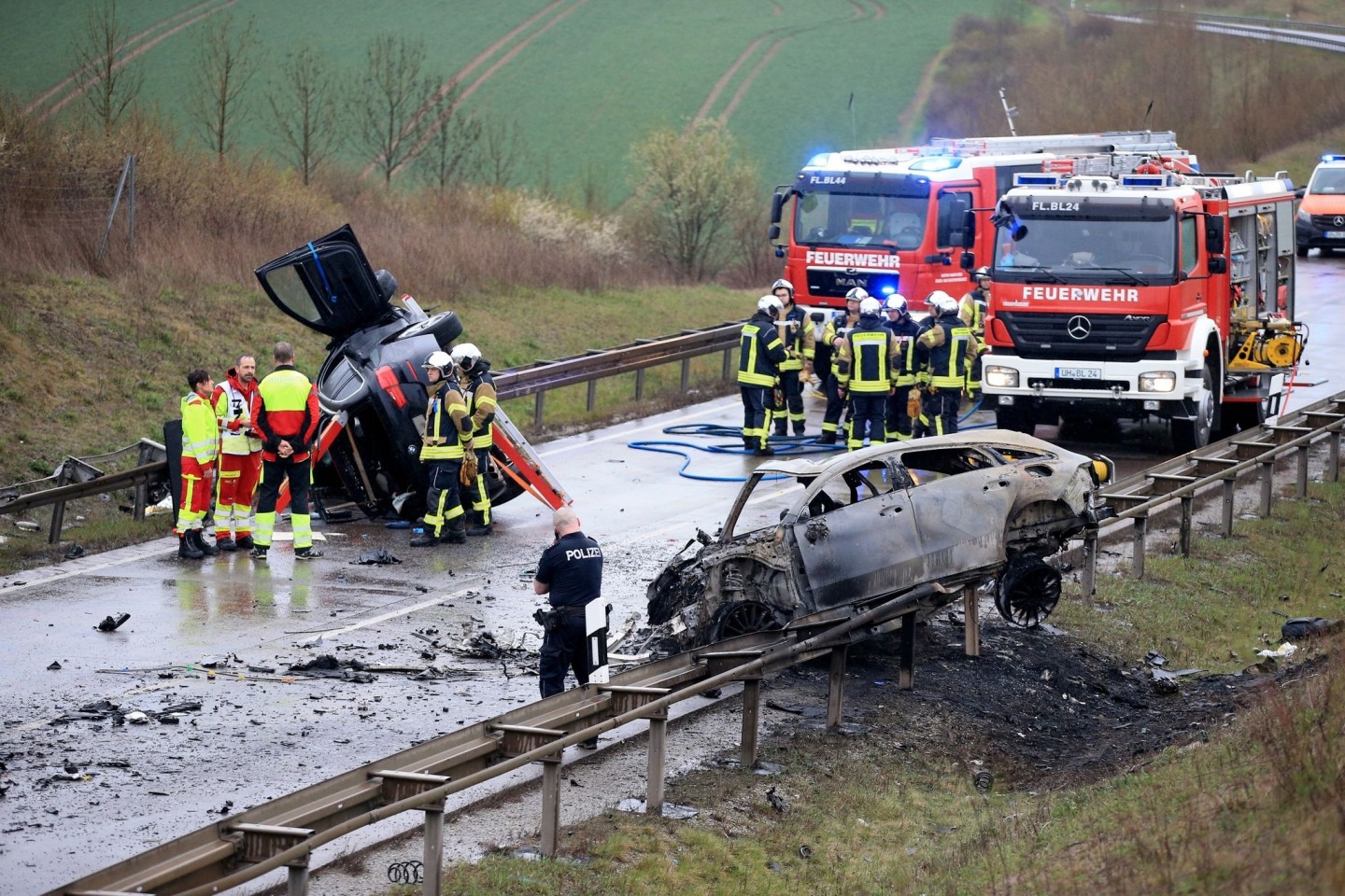 Rettungskräfte und Polizei an der Unfallstelle auf der B247 bei Bad Langensalza in Thüringen.