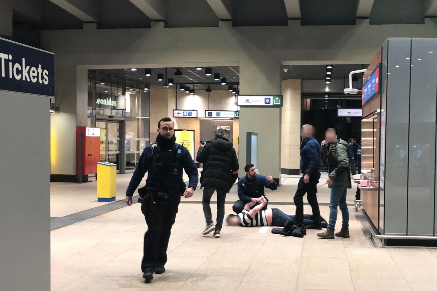 In der U-Bahn-Station im EU-Viertel von Brüssel nimmt die Polizei den mutmaßlichen Täter fest.