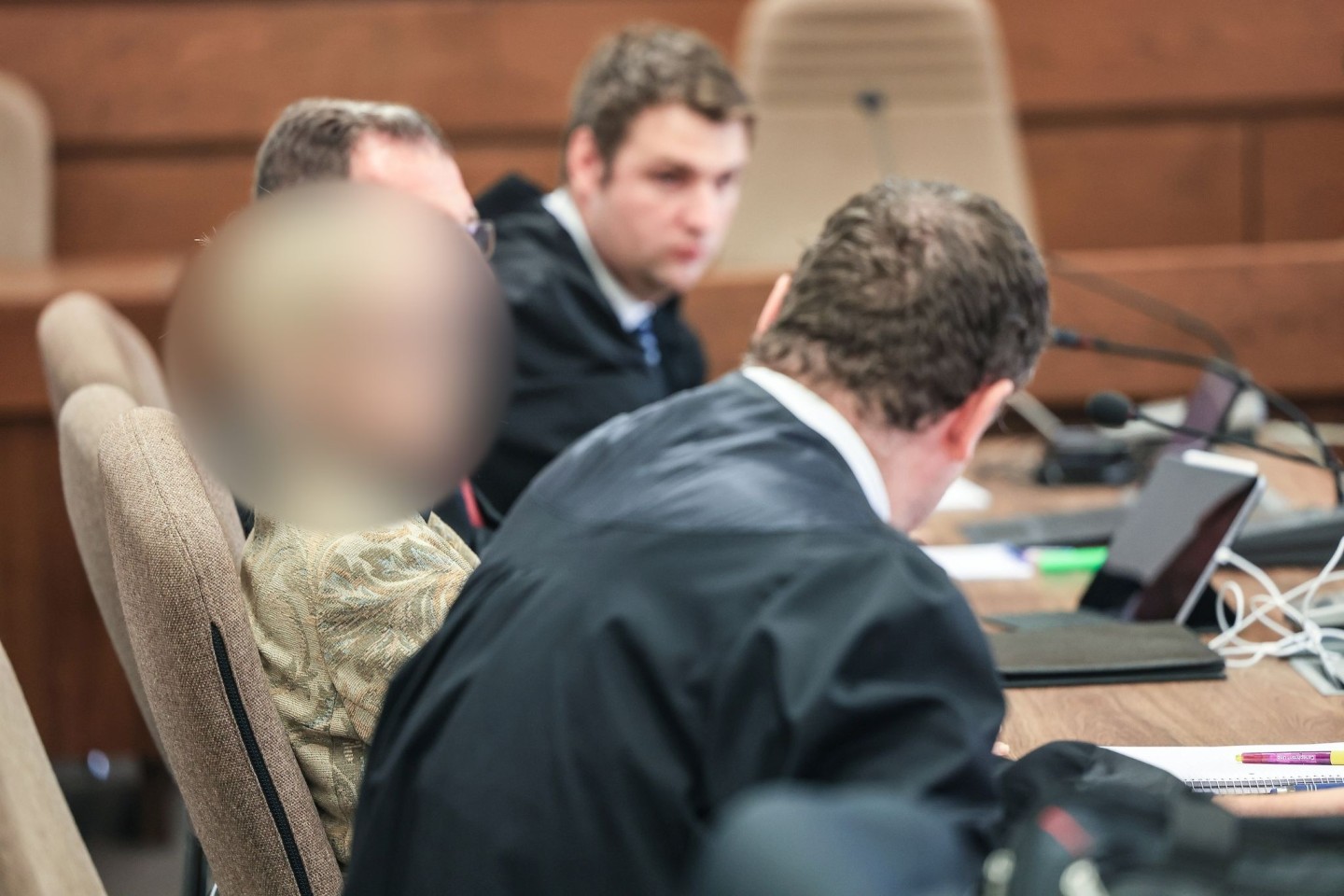 Die Apothekerin (l.) sitzt im Kölner Landgericht zwischen ihren Anwälten auf der Anklagebank.