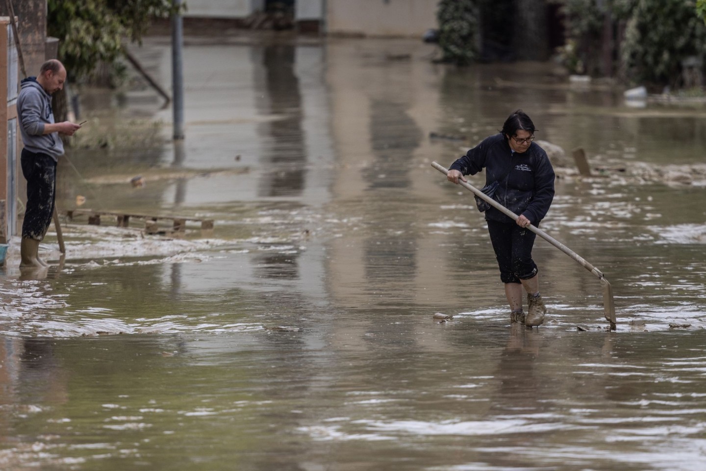 Anwohner versuchen nach Überschwemmungen eine Straße in Faenza von Schlamm und Wasser zu befreien.