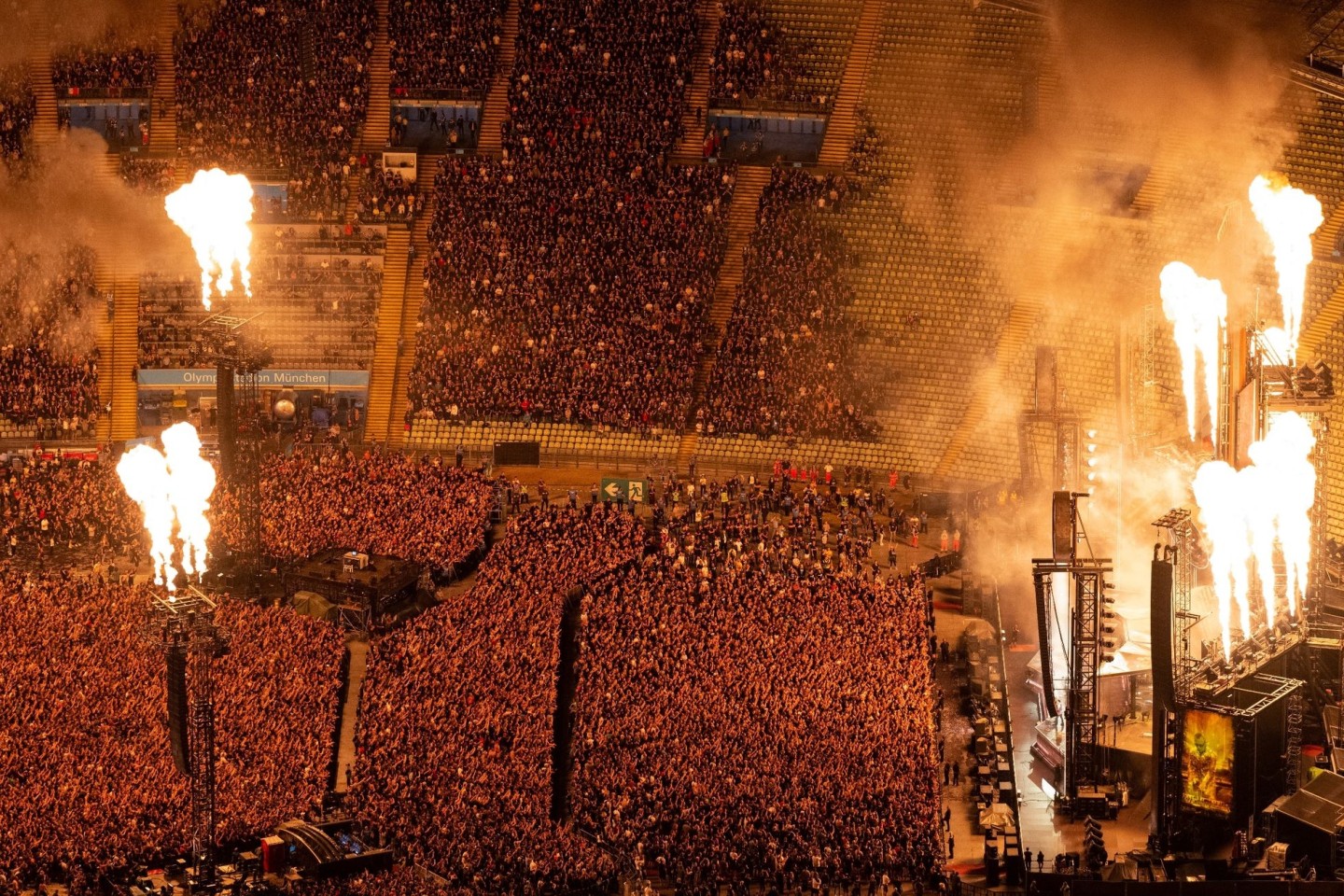 Im Rahmen ihrer Europa-Tournee geben Rammstein ihr erstes Konzert in München.