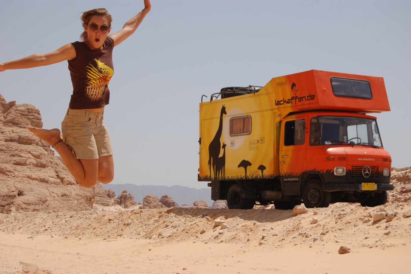Maria Bester mit dem umgebauten Eiscremetruck auf ihrer Reise quer durch Afrika im August 2009.