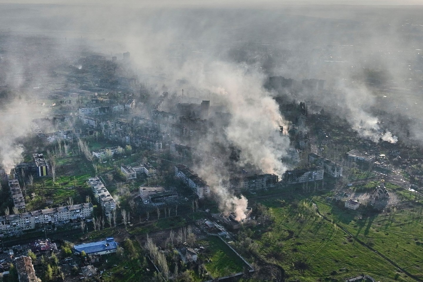 Rauch steigt aus beschossenen Gebäuden in Bachmut in der Region Donezk auf.