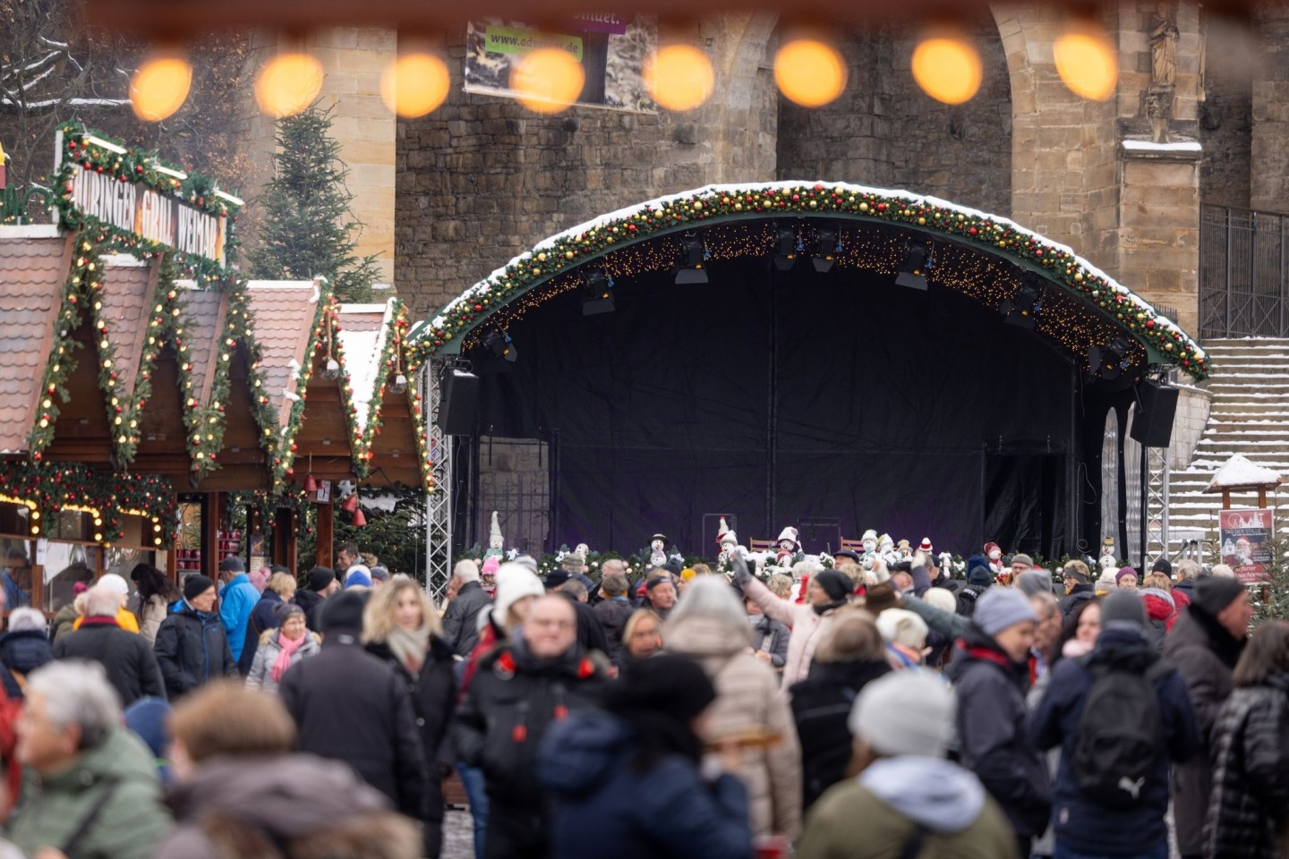 Die Bühne auf dem Erfurter Weihnachtsmarkt ist am 