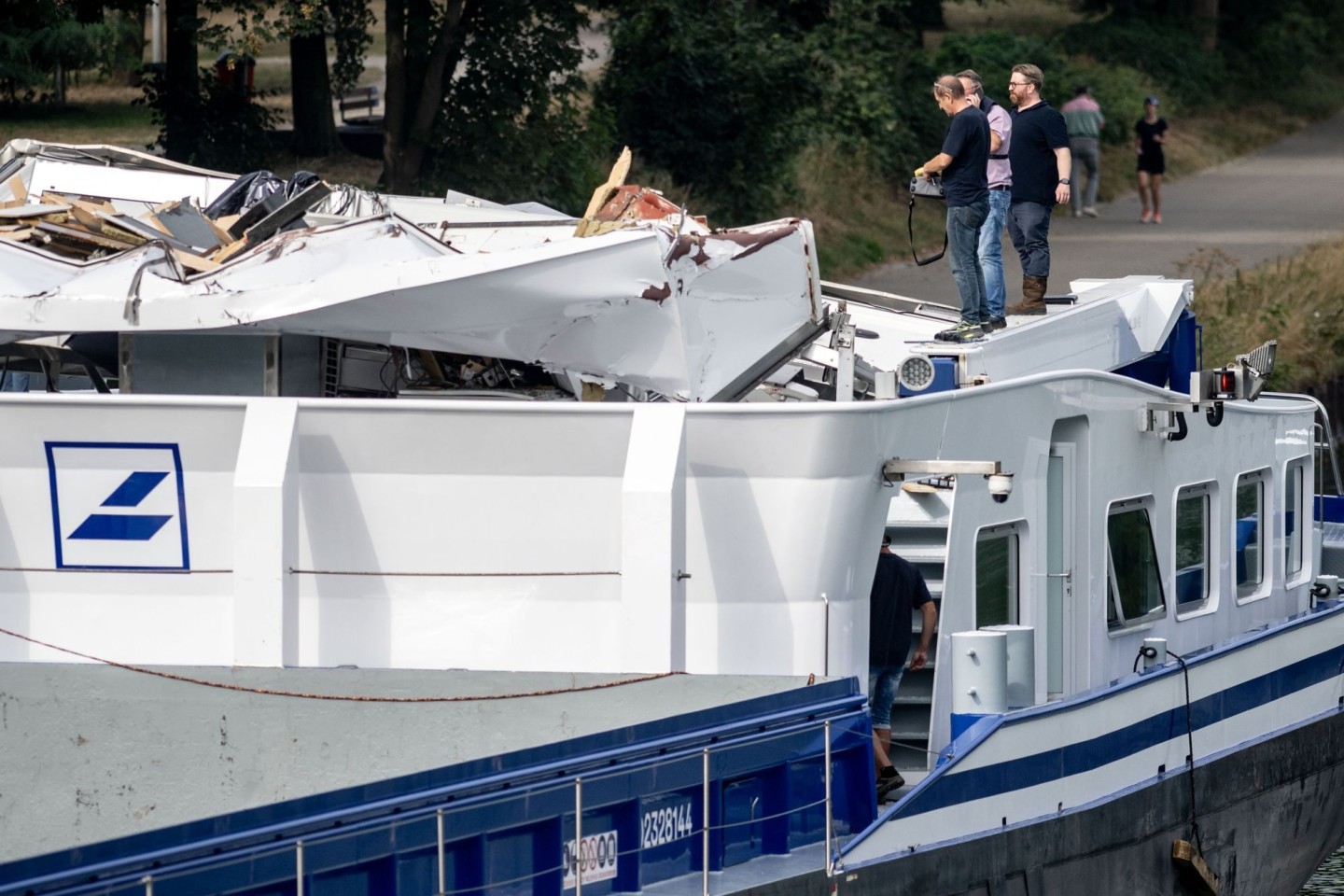 Ermittlungen an Bord: Das Führerhaus des Kohleladers wurde beim Crash mit einer Brücke abgerissen.