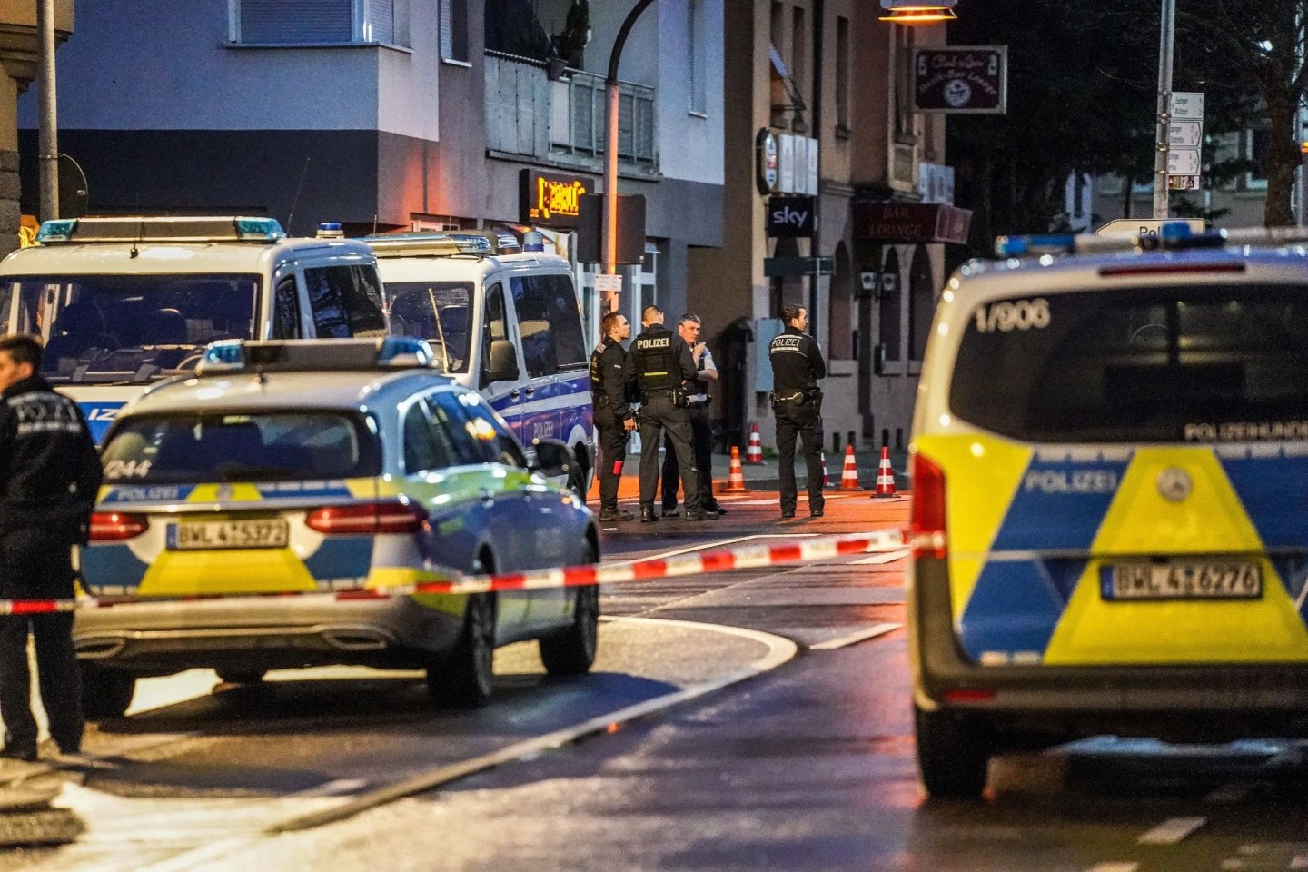 Polizeibeamte sichern den Tatort in Plochingen ab, wo ein Mann angeschossen wurde.
