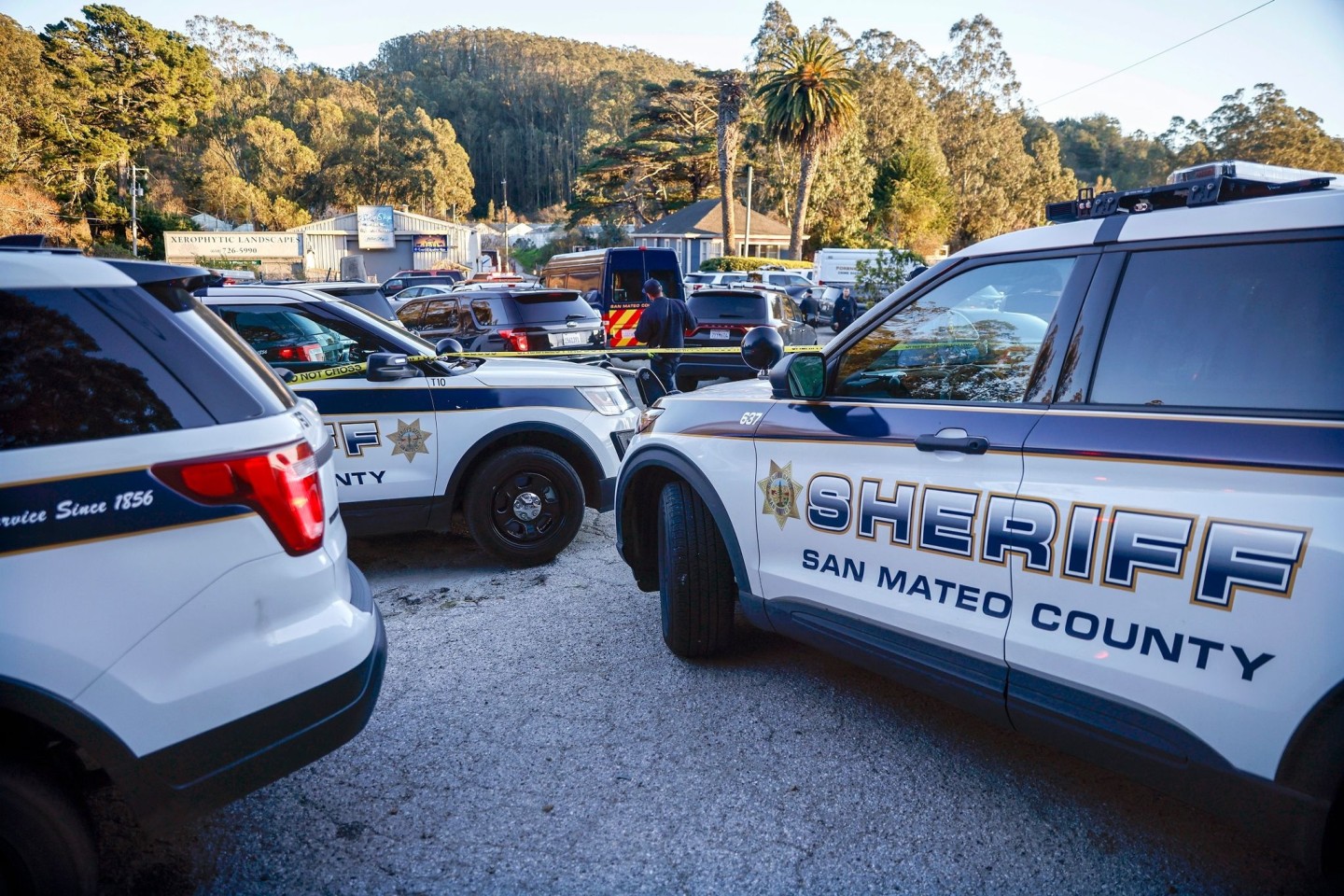Die Strafverfolgungsbehörden, darunter das San Mateo County Sheriff's Office, untersuchen einen Tatort in Half Moon Bay.