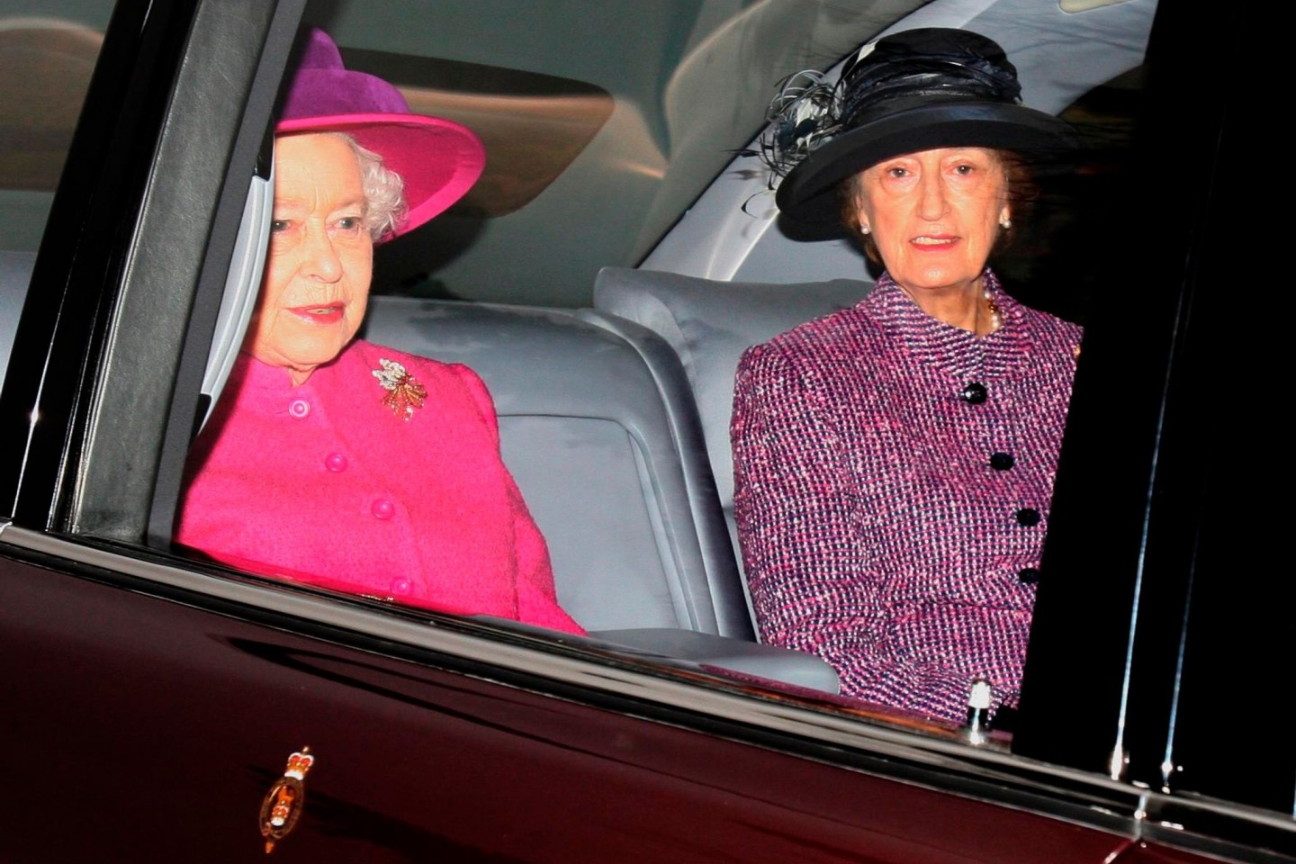 Die britische Königin Elizabeth II. (l) und ihre damalige Hofdame Lady Susan Hussey in einer Limousine.