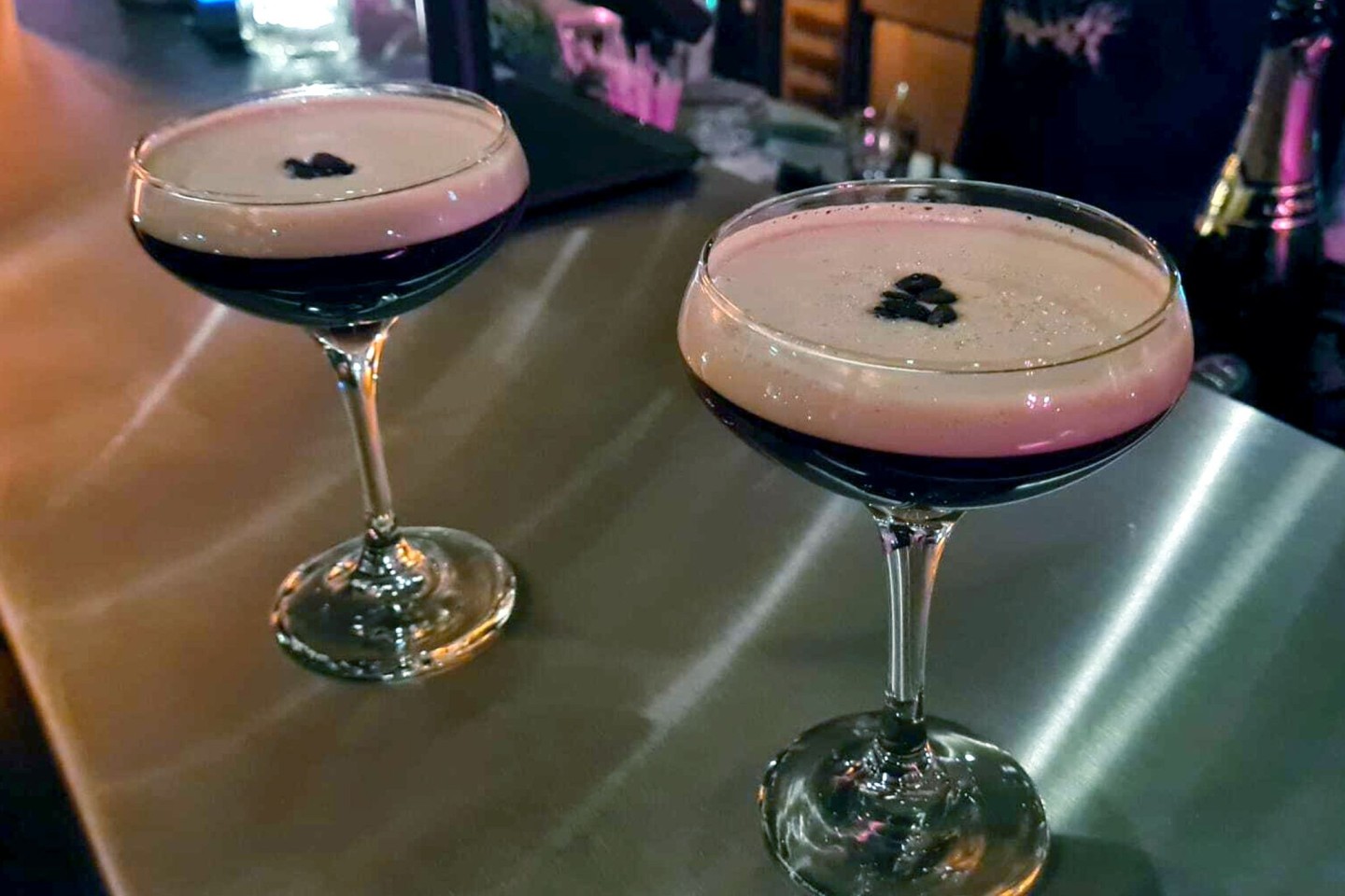 Espresso Martini - hübsch angerichtet in Gläsern.
