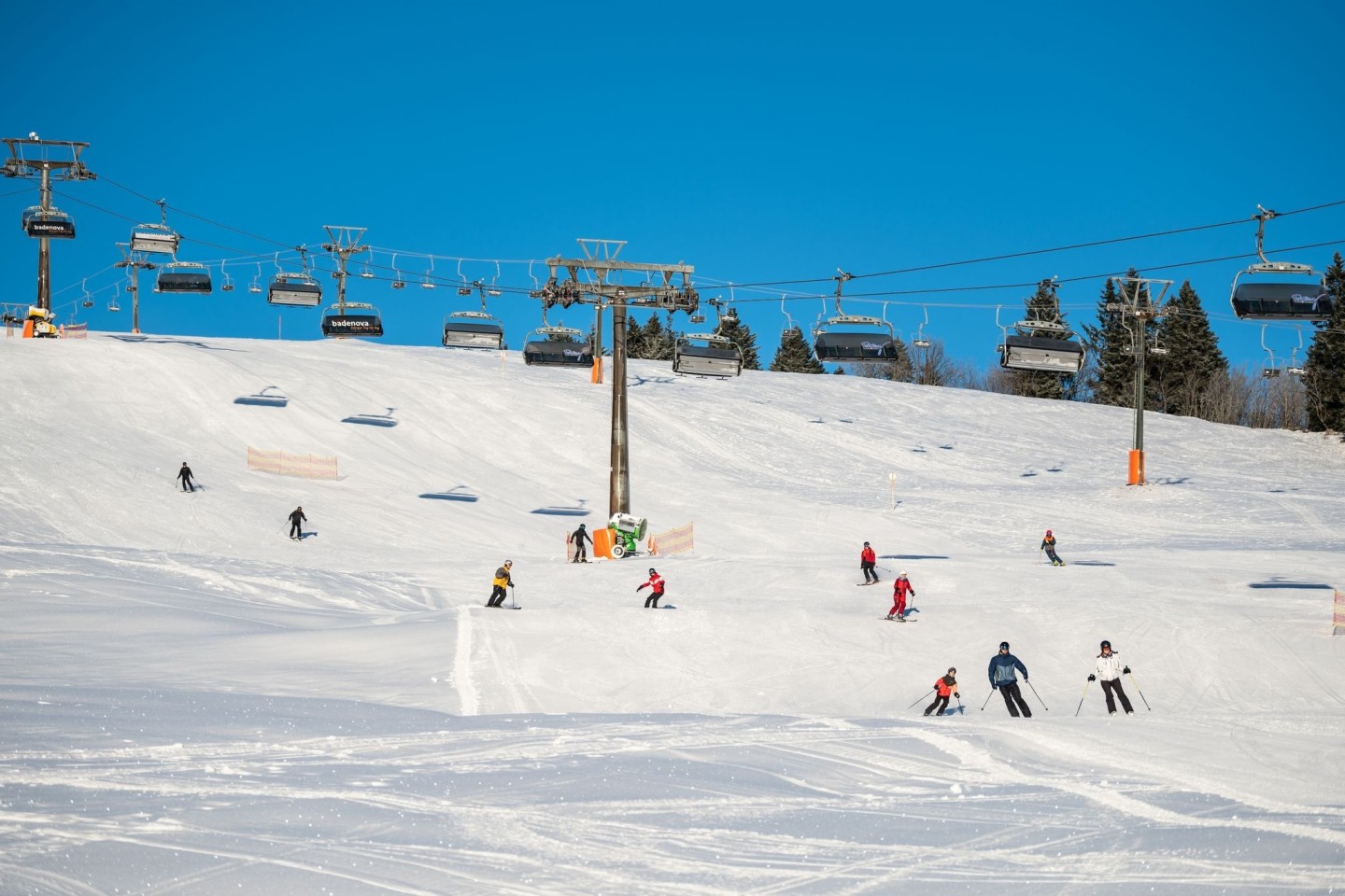 Skifahrer nutzen das Winterwetter und fahren den Feldberg hinab.