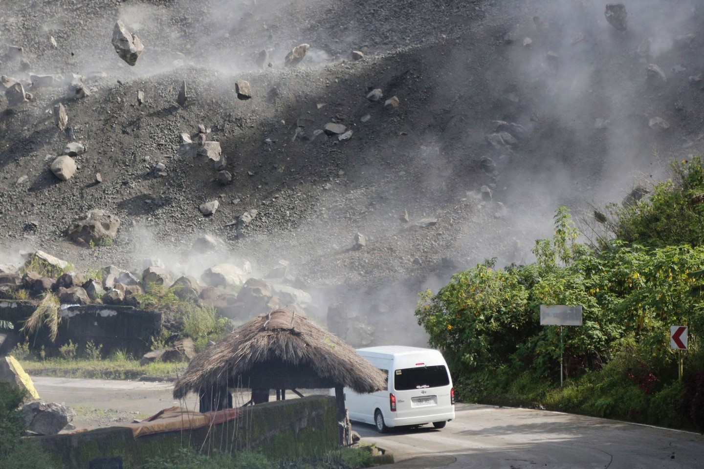Felsbrocken fallen während eines Erdbebens am 27. Juliim Norden der Philippinen auf eine Straße.