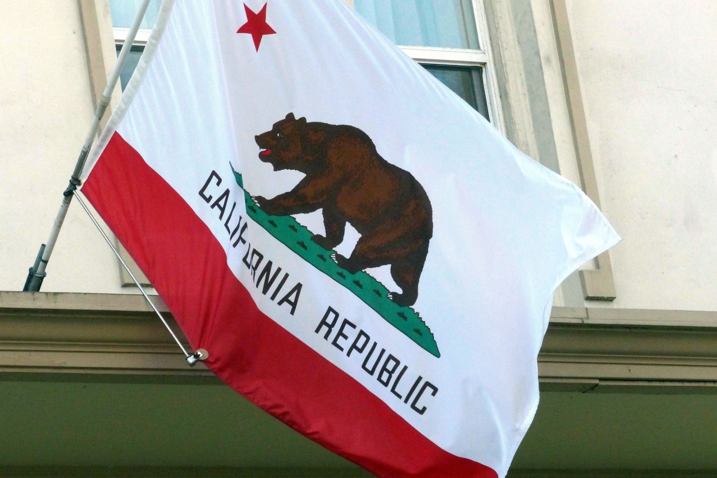Unter der Flagge Kaliforniens: Ein zu Unrecht verurteilter Mann wurde nach 38 Jahren aus der Haft entlassen.