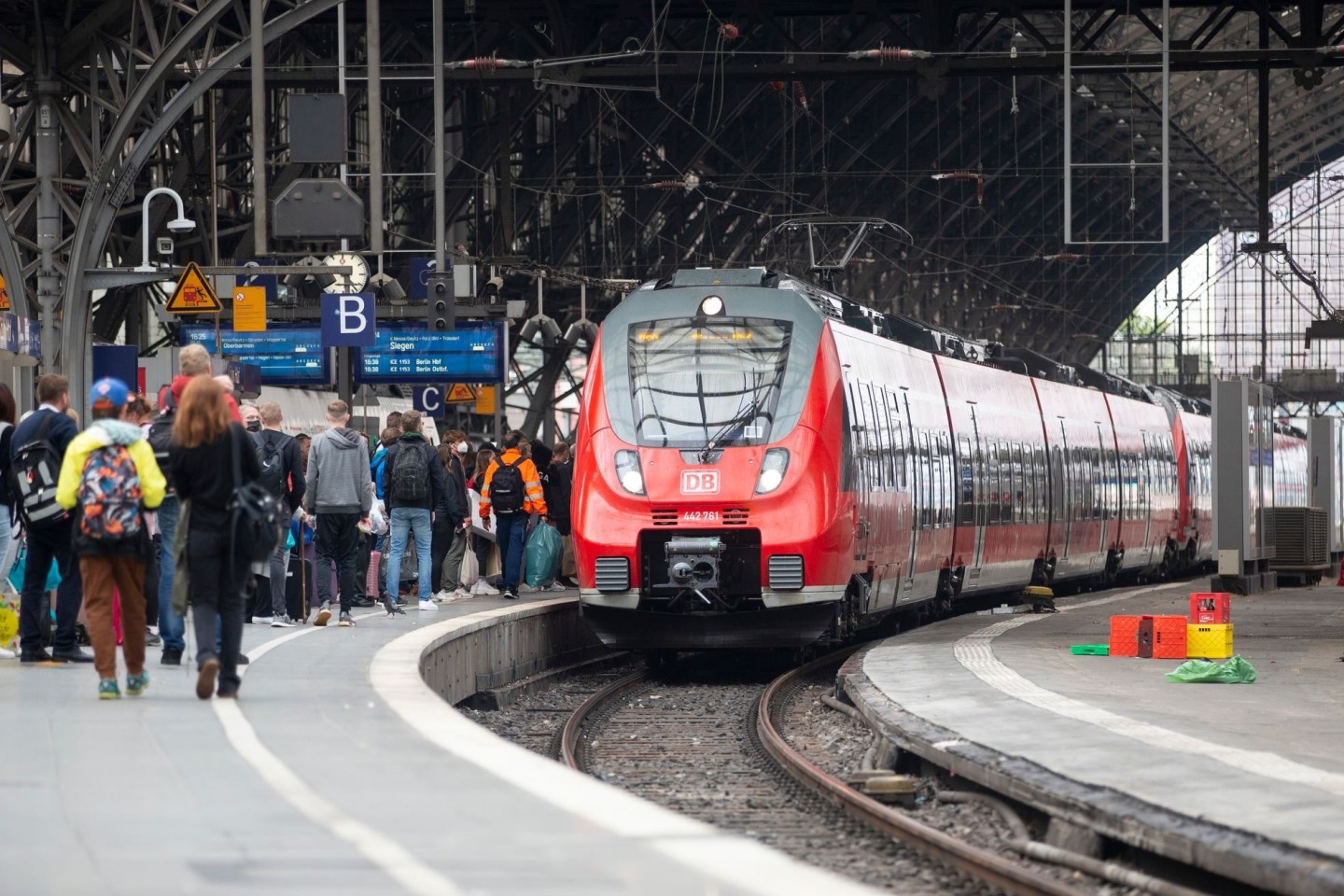 Bahhnreisende warten auf dem Bahnsteig auf die Einfahrt des Zuges im Kölner Hauptbahnhof. Der Verkehr läuft wieder.