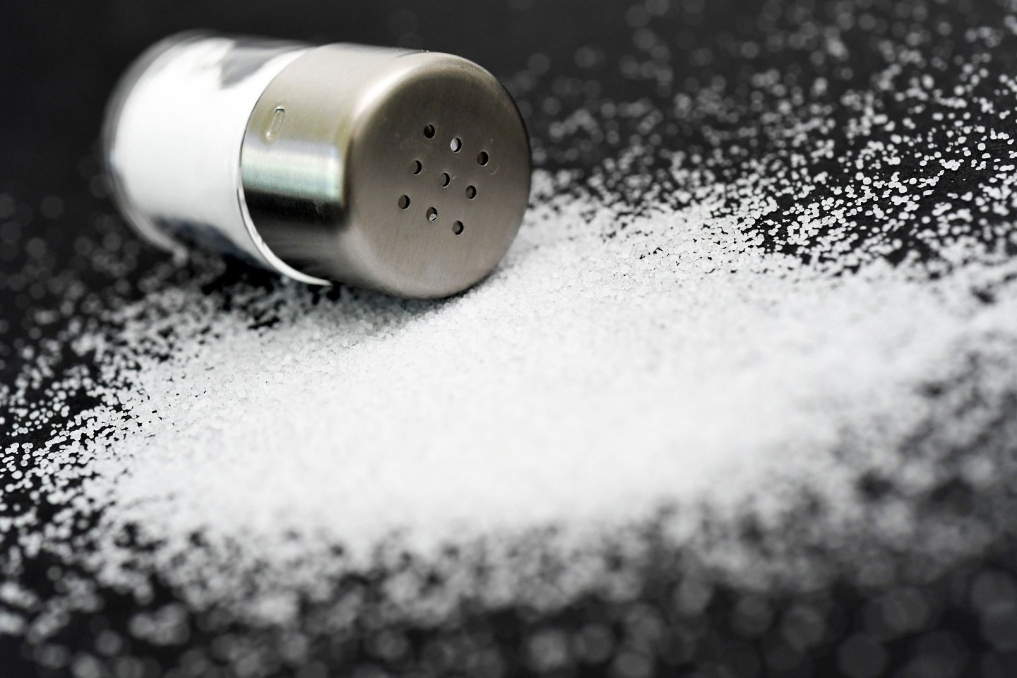 Studien zeigen, dass zu viel Salz im Essen ungesund ist - zu wenig kann aber auch schädlich sein.