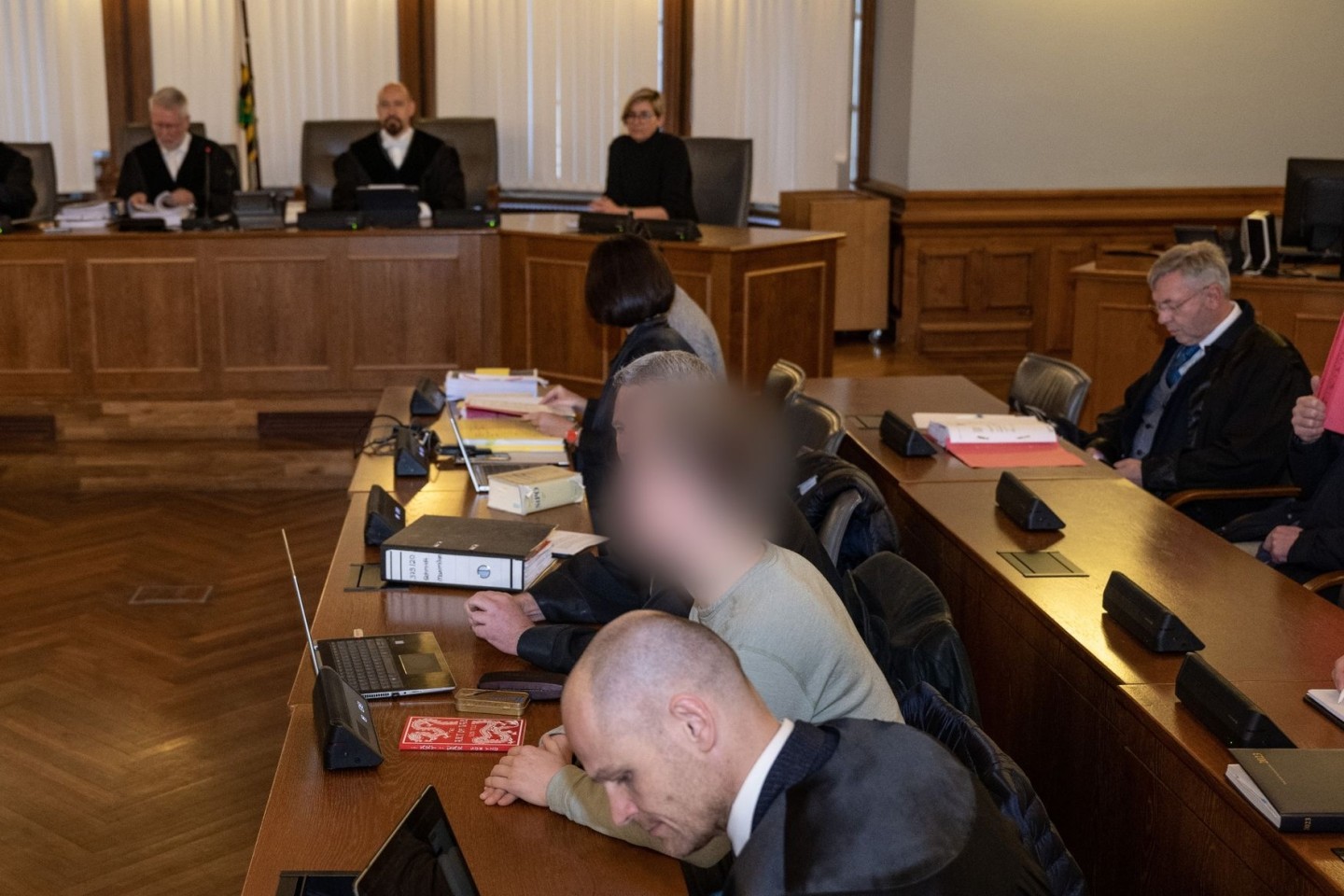Zu Prozessbeginn gegen den als «Kinderzimmer-Dealer» bekannten 27 Jahre alten Leipziger und vier weiteren Männern im Landgericht Leipzig.