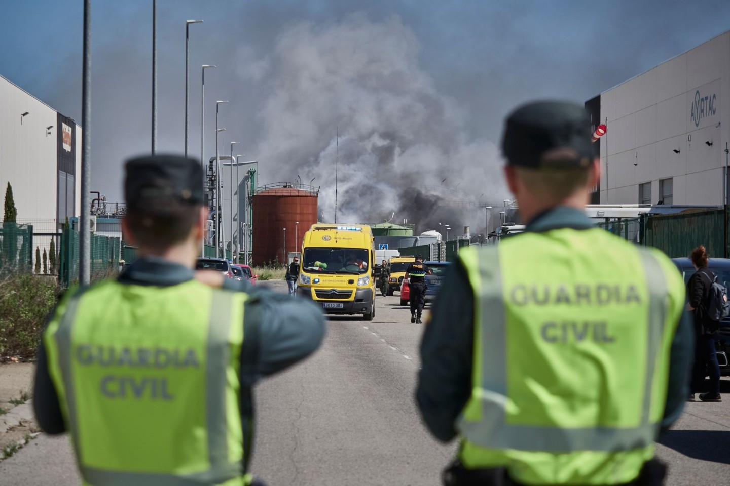 Beamte der Guardia Civil sind in der Nähe einer Biodiesel-Fabrik nach einer Explosion im Einsatz.