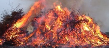 Beim Osterfeuer an Umwelt- und Brandschutz denken